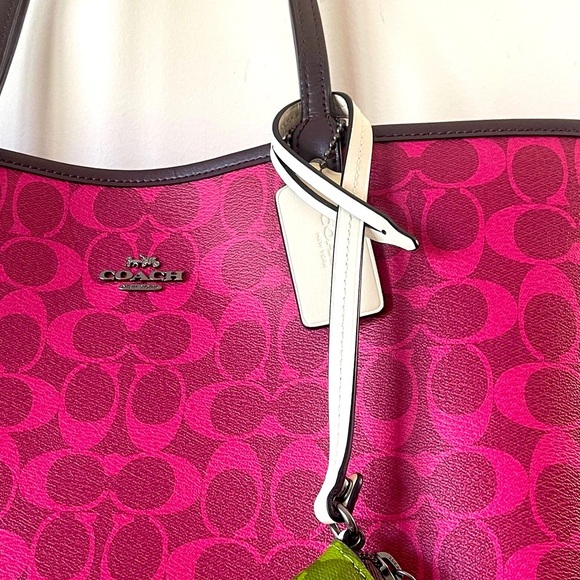 Coach REVERSIBLE CITY TOTE IN BLOCKED SIGNATURE CANVAS - Picture 6 of 10